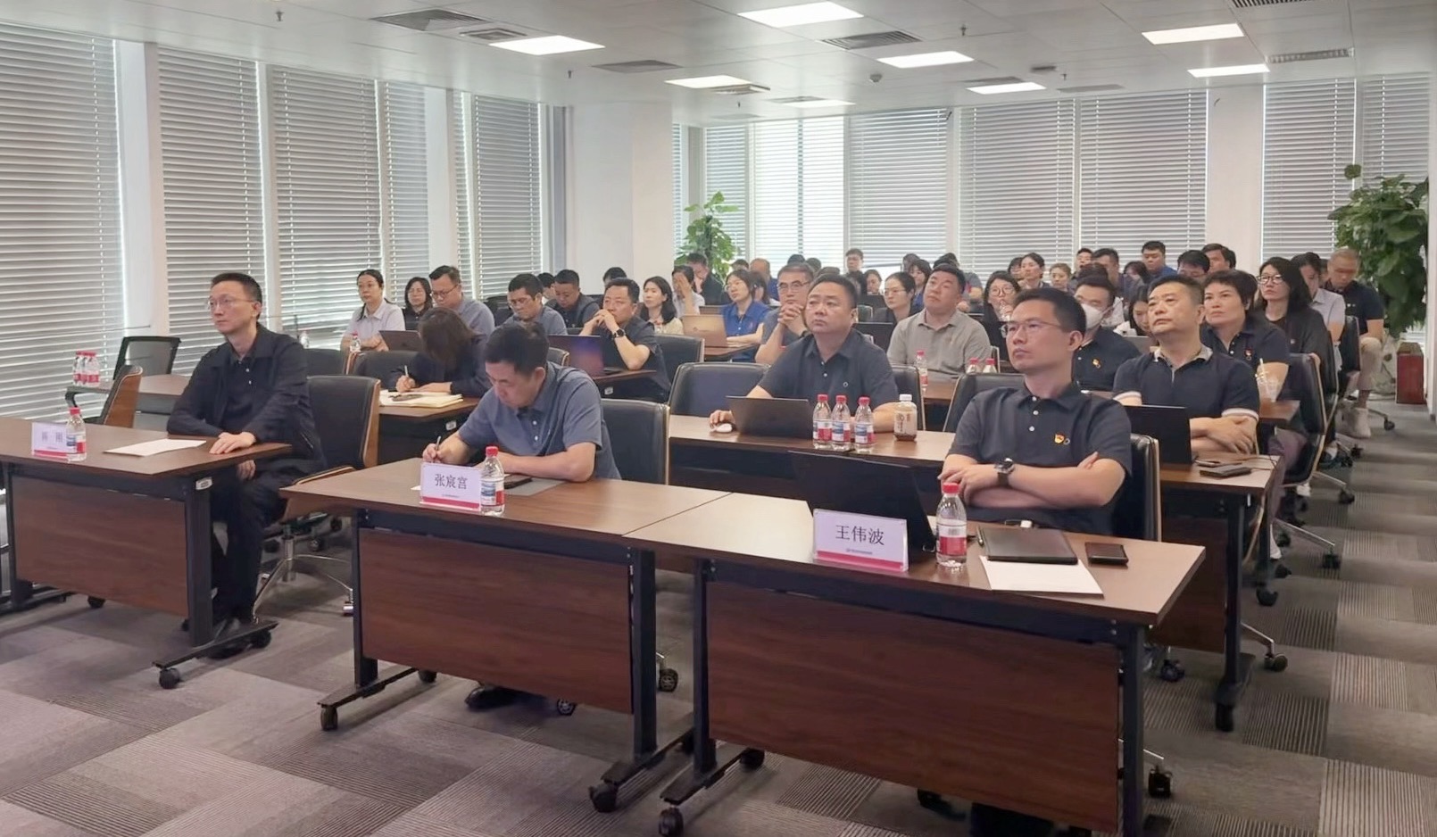 中建材信息党总支召开深入贯彻中央八项规定精神学习教育警示教育大会暨专题党课